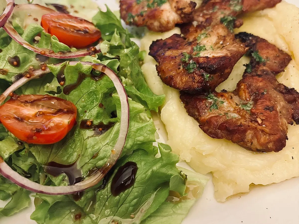 Assiette photographiée à La Maison : porc, purée et salade